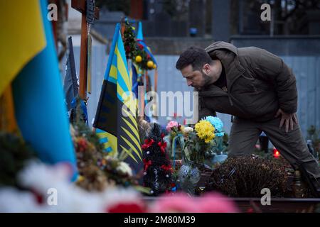 Lemberg, Ukraine. 11. Januar 2023. Der ukrainische Präsident Wolodymyr Zelenskyy legt Blumen auf Gräbern von Soldaten, die während der russischen Invasion auf dem Marsfeld auf dem Friedhof Lychakiv am 11. Januar 2023 in Lemberg, Ukraine, getötet wurden. Seit April 2022 werden Soldaten, die während des russisch-ukrainischen Krieges getötet wurden, auf dem historischen Friedhof begraben. Kredit: Pressestelle Des Ukrainischen Präsidenten/Ukrainischer Ratsvorsitz/Alamy Live News Stockfoto