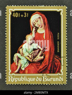 Abgesagte Briefmarke von Burundi, die zeigt, wie Madonna mit Kind, circa 1972, gemalt wird. Stockfoto