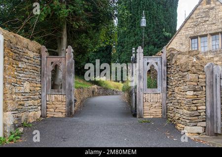 Alter Holzeingang zu einer alten englischen Kirche in den Cotswolds Stockfoto