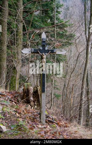 Jesus Christus gekreuzigt auf dem Holzkreuz im Wald. Schließen. Detail. Stockfoto