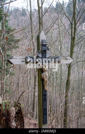 Jesus Christus gekreuzigt auf dem Holzkreuz im Wald. Schließen. Detail. Stockfoto