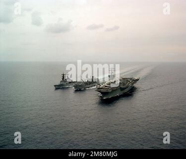 Eine Luftbrücke am Backbord des nuklearbetriebenen Flugzeugträgers USS DWIGHT D. EISENHOWER (CVN 69), rechts, während der laufenden Auffüllung mit dem Nachfüllöler der Wichita-Klasse USS SAVANNAH (AOR 4), Mitte. Der Zerstörer USS SPRUANCE (DD 963) wird von der Steuerbordseite des Ölers aufgefüllt. Land: Unbekannt Stockfoto