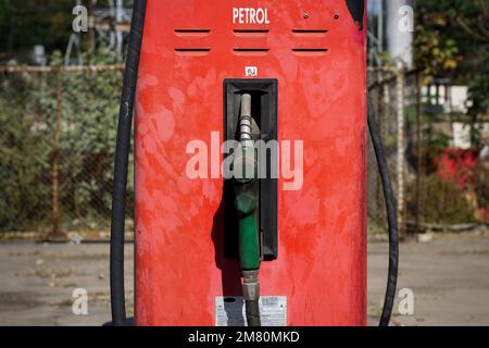 Benzindüse im Benzin-Diesel-Kraftstofftank in der Tankstelle zum Betanken von Kraftfahrzeugen für die Reise Stockfoto