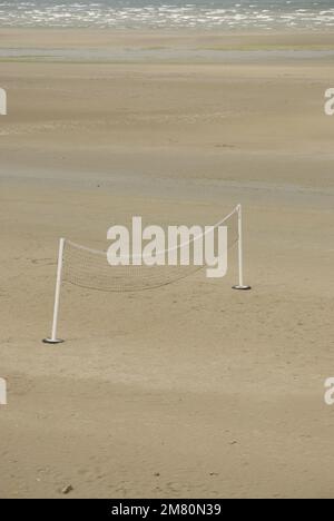 Gespanntes Volleyballnetz an einem leeren Strand in der Bretagne Stockfoto