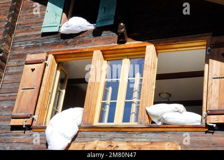 Eine Wohnung in einem alten Holzhaus lüften Stockfoto