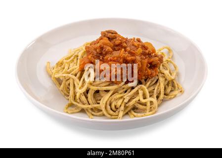 Piemontese Tajarin, italienisches Tagliolini (Nudeln) mit Mehlpasta, Eiern und Trüffeln garniert mit Tomaten und Fleischsauce, weiße Platte, isoliert auf Stockfoto