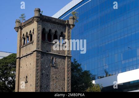 12. Dezember 2022, Altes Bauwerk in Pune, Steingebäude des Heritage Tower an der alten pune-bombay Road, das Bauwerk wurde von den Briten erbaut und ist wahrscheinlich Stockfoto