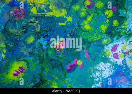 Mischung aus flüssigen Acrylfarben für eine Marmorstruktur aus leuchtenden, lebendigen Kontrastfarben, ideal für Hintergründe und Grafikdesign Stockfoto