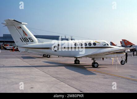 Eine rechte Seitenansicht eines UC-12B-Flugzeugs, das während der Open House Expo '83 geparkt wurde. Basis: Marineflugstation Patuxent Fluss Bundesstaat: Maryland (MD) Land: Vereinigte Staaten von Amerika (USA) Stockfoto
