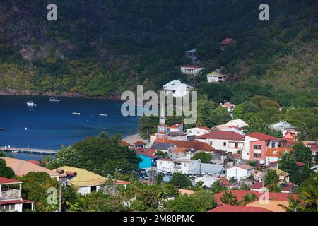 Blick auf das Dorf und die Bucht im Dorf Les Anses-d'Arlet, Insel Martinique. Stockfoto