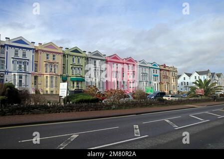 Farbenfrohe viktorianische Häuser als Ferienunterkunft an der Esplanade, Paignton, Devon. Aufgenommen Im Januar 2023 Stockfoto