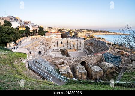 Tarragona - Katalonien, SPANIEN - 28. Dezember 2022: Römisches Amphitheater von Tarragona, Tarraco in Zeiten des römischen Reiches. Es gehört zum UNESCO-Weltkulturerbe Stockfoto