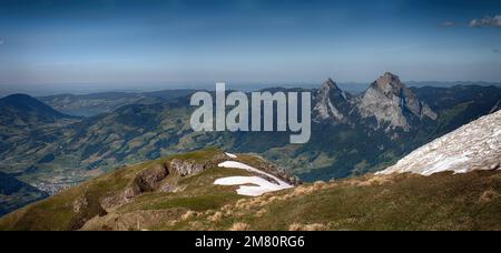 Blick auf die Alpen vom Fronalpstock Gipfel in der Nähe von kleinen Dorf Stoos in der Zentralschweiz Stockfoto