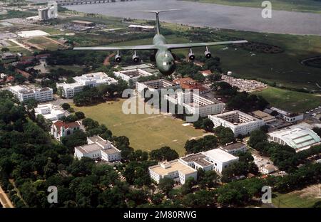 Eine Air-to-Air-Vorderansicht eines C-141B Starlifter-Flugzeugs in Tarnfarbe, das über die Zitadelle Militärakademie fliegt. Das Flugzeug ist dem 437. Militärischen Luftwaffenflügel zugeordnet. Basis: Charleston Bundesstaat: South Carolina (SC) Land: Vereinigte Staaten von Amerika (USA) Stockfoto