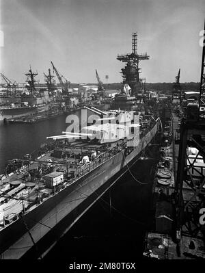 Ein erhöhter Hafenbogenblick auf das Schlachtschiff USS IOWA (BB 61), das in der Werft Litton/Ingalls reaktiviert/modernisiert wird. Basis: Pascagoula Bundesstaat: Mississippi (MS) Land: Vereinigte Staaten von Amerika (USA) Stockfoto