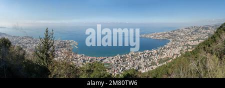 Antenne Panoramablick auf die Stadt und die Bucht von Jounieh Harissa Berg, Libanon Stockfoto