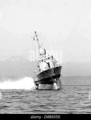 Steuerbord-Bugblick auf die während der Seeversuche im Einsatz befindlichen Tragflächenraketen USS HERCULES (PHM 2). Basis: Puget Sound Bundesstaat: Washington (WA) Land: Vereinigte Staaten von Amerika (USA) Stockfoto