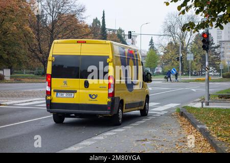 HAVIROV, TSCHECHISCHE REPUBLIK - 14. OKTOBER 2022: Gelber Peugeot Boxer van von Ceska posta (tschechisches Postamt) auf den Straßen von Havirov, der Pakete ausliefert Stockfoto