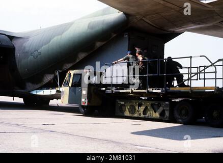 Personal der Luftwaffe lädt Ausrüstung in ein C-130-Hercules-Flugzeug für den Transport nach Travis Field, Georgia, während der Einsatzbereitschaft des taktischen Luftwaffenflügels 314. Purple Penny. Betreff Betrieb/Serie: PURPLE PENNY Base: Little Rock Air Force Base Bundesstaat: Arkansas (AR) Land: Vereinigte Staaten von Amerika (USA) Stockfoto