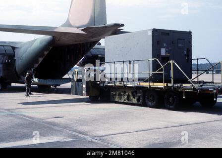Personal der Luftwaffe lädt Ausrüstung in ein C-130-Hercules-Flugzeug für den Transport nach Travis Field, Georgia, während der Einsatzbereitschaft des taktischen Luftwaffenflügels 314. Purple Penny. Betreff Betrieb/Serie: PURPLE PENNY Base: Little Rock Air Force Base Bundesstaat: Arkansas (AR) Land: Vereinigte Staaten von Amerika (USA) Stockfoto