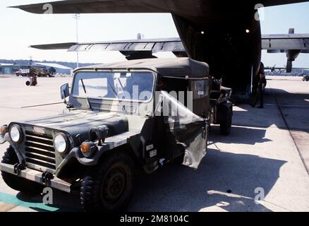 Air Force-Personal bringt einen M-151A2 Jeep in den Frachtraum eines C-130-Herkules-Flugzeugs zurück, um es nach Travis Field, Georgia, zu transportieren, während der Einsatzbereitschaft des taktischen Luftwaffenflügels 314. Purple Penny. Betreff Betrieb/Serie: PURPLE PENNY Base: Little Rock Air Force Base Bundesstaat: Arkansas (AR) Land: Vereinigte Staaten von Amerika (USA) Stockfoto