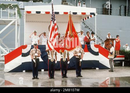 Ein Farbwächter des US Marine Corps nimmt an der Begrüßungszeremonie für das Kriegsschiff USS NIAGARA FALLS (AFS 3) (AFS 3) (Hintergrund) Teil. Basis: APRA-Hafenstaat: Guam (GU) Land: Nördliche Marianen (MNP) Stockfoto
