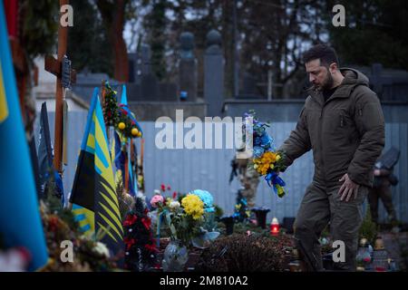 Lemberg, Ukraine. 11. Januar 2023. Der ukrainische Präsident Wolodymyr Zelensky zollt gefallenen ukrainischen Soldaten Tribut, die während des Russisch-ukrainischen Krieges am Mittwoch, den 11. Januar 2023, auf dem Friedhof Lychakivsky in Lemberg, Ukraine, getötet wurden. Foto: Pressestelle des ukrainischen Präsidenten/UPI. Kredit: UPI/Alamy Live News Stockfoto