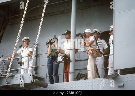 Fotografen und Besatzungsmitglieder an Bord des angedockten Kampfladenschiffs USS NIAGRA FALLS (AFS 3) beobachten einladende Aktivitäten für das Schiff. Die NIAGARAFÄLLE sind gerade in der Marinestation Guam angekommen. Basis: APRA-Hafenstaat: Guam (GU) Land: Nördliche Marianen (MNP) Stockfoto