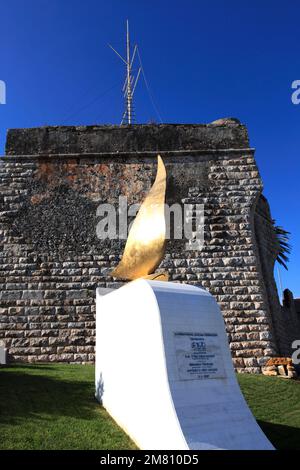 „Barco à Vela“ Skulptur in der Marina Cascais, Cascais, Estoril Coast, Portugal. Ihre Autorin ist Frau Cristina Leiria und gedenkt dem hundertjährigen Jubiläum der Stockfoto