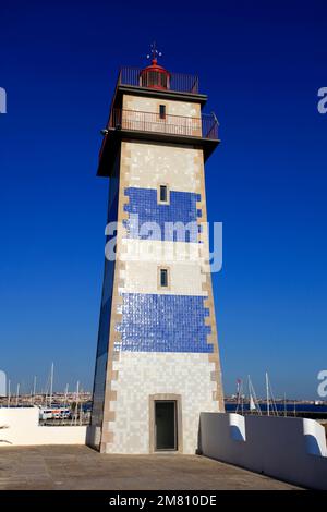 Der Leuchtturm von Santa Marta am Hafen, die Stadt Cascais bei Lissabon, die Region Estremadura, die portugiesische Riviera, Portugal, Europa. Stockfoto