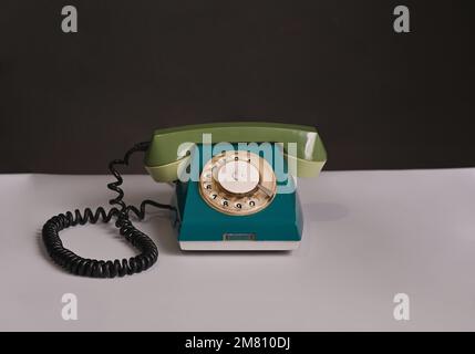 Ein altes Diskettentelefon auf einem weißen Tisch. Hochwertiges Foto Stockfoto