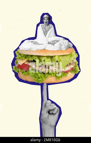 Vertikales Collage-Bild mit Armfinger-Punkt halten beeindruckendes kleines schwarzes weißes Gamma-Mädchen sitzt in einem großen Burger, isoliert auf kreativem Hintergrund Stockfoto