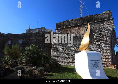 „Barco à Vela“ Skulptur in der Marina Cascais, Cascais, Estoril Coast, Portugal. Ihre Autorin ist Frau Cristina Leiria und gedenkt dem hundertjährigen Jubiläum der Stockfoto