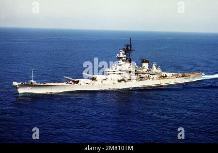 Ein erhöhter Backbord-Bogenblick auf das Schlachtschiff USS NEW JERSEY (BB-62). Land: Unbekannt Stockfoto