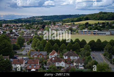 Blick auf Wells, Somerset vom Gipfel des St. Cuthberts Kirchenturm. Mit Blick auf die Mendip Hills Stockfoto