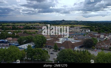 Blick auf Wells, Somerset vom Gipfel des St. Cuthberts Kirchenturm. Wir schauen in Richtung Glastonbury Tor Stockfoto