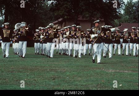 Die US Navy Band tritt während der Zeremonie für das kürzlich gegründete US Naval Space Command auf. Basis: Dahlgren Staat: Virginia (VA) Land: Vereinigte Staaten von Amerika (USA) Stockfoto
