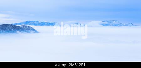 Panoramablick auf einen dichten Winternebel im helena-Tal und den weit entfernten schlafenden Riesenberg vom helena-Berg in helena, montana Stockfoto