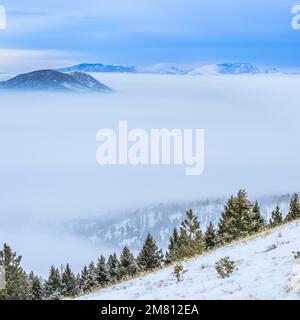 Dichter Winternebel im helena-Tal und weit entfernter schlafender Riesenberg mit Blick vom helena-Berg in helena, montana Stockfoto