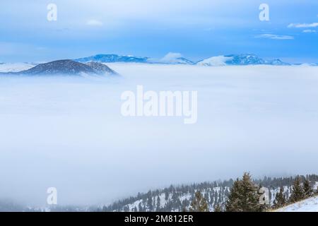 Dichter Winternebel im helena-Tal und weit entfernter schlafender Riesenberg mit Blick vom helena-Berg in helena, montana Stockfoto