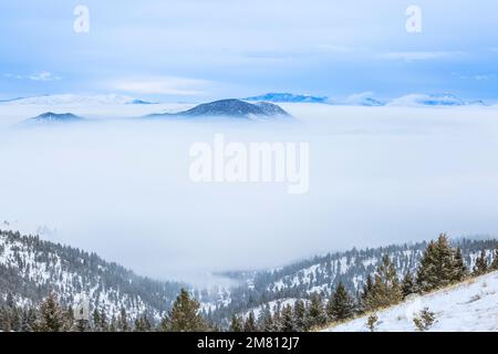 Dichter Winternebel im helena-Tal und weit entfernter schlafender Riesenberg mit Blick vom helena-Berg in helena, montana Stockfoto