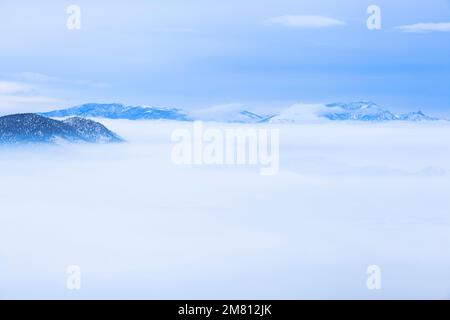 Dichter Winternebel im helena-Tal und weit entfernter schlafender Riesenberg mit Blick vom helena-Berg in helena, montana Stockfoto