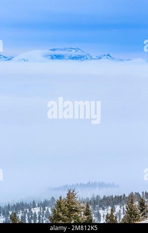 Dichter Winternebel im helena-Tal und weit entfernter schlafender Riesenberg mit Blick vom helena-Berg in helena, montana Stockfoto