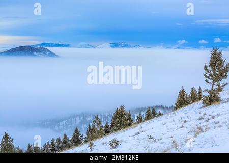 Dichter Winternebel im helena-Tal und weit entfernter schlafender Riesenberg mit Blick vom helena-Berg in helena, montana Stockfoto