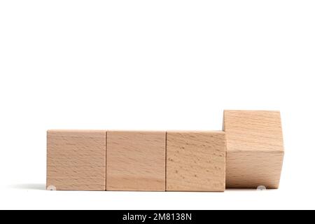 Holzwürfel mit weißem Hintergrund aus Buchenholz. Stockfoto