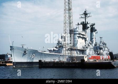 Ein Hafenbogenblick auf den geführten Raketenkreuzer ALBANY (CG 10), der am Pier der deaktivierten Schiffe der Navy, gegenüber der Norfolk Naval Shipyard am James River, in Reserve liegt. Basis: Portsmouth Bundesstaat: Virginia (VA) Land: Vereinigte Staaten von Amerika (USA) Stockfoto
