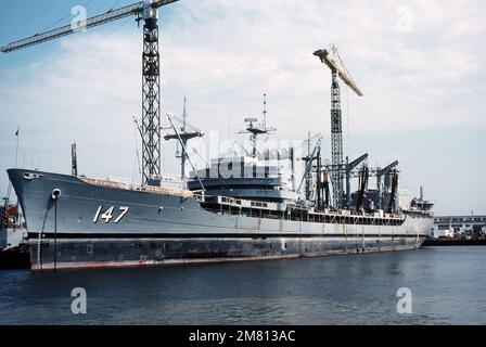 Hafenbogenansicht des Flottenölers USNS TRUCKEE (T-AO 147), der in der Norfolk Naval Shipyard überholt wird. Basis: Portsmouth Bundesstaat: Virginia (VA) Land: Vereinigte Staaten von Amerika (USA) Stockfoto