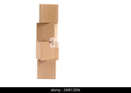 Holzwürfel mit weißem Hintergrund aus Buchenholz. Stockfoto