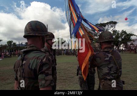 Oberstleutnant Myrt W. Webb Jr., Befehlshaber des 8. Artillerie-Regiments, erhält die Farben von Major General Willam H. Schneider, Befehlshaber der 25. Infanterie-Division. Das 3. Bataillon, 13. Feldartillerie, wird deaktiviert und umgestaltet als 7. Bataillon, 8. Feldartillerie-Regiment. Basis: Schofield Barracks, Kaneohe Bay Bundesstaat: Hawaii (HI) Land: Vereinigte Staaten von Amerika (USA) Stockfoto