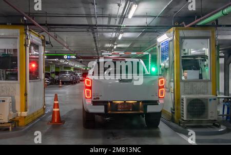 BANGKOK, THAILAND, JUNI 15 2022, Fährt Ein Auto auf den Parkplatz des Suvarnabhumi International Airport in Bangkok Stockfoto